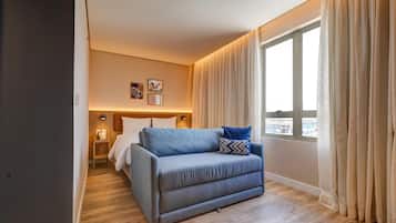 Rom, 1 queensize-seng med sovesofa, kjøleskap (NonSmoking) | Oppholdsområde