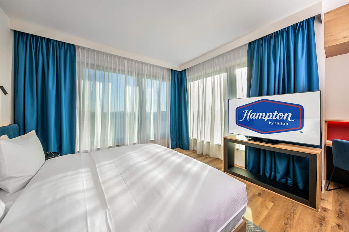 客房, 1 張特大雙人床 | 低過敏寢具、客房內保險箱、筆電工作空間、遮光布/窗簾