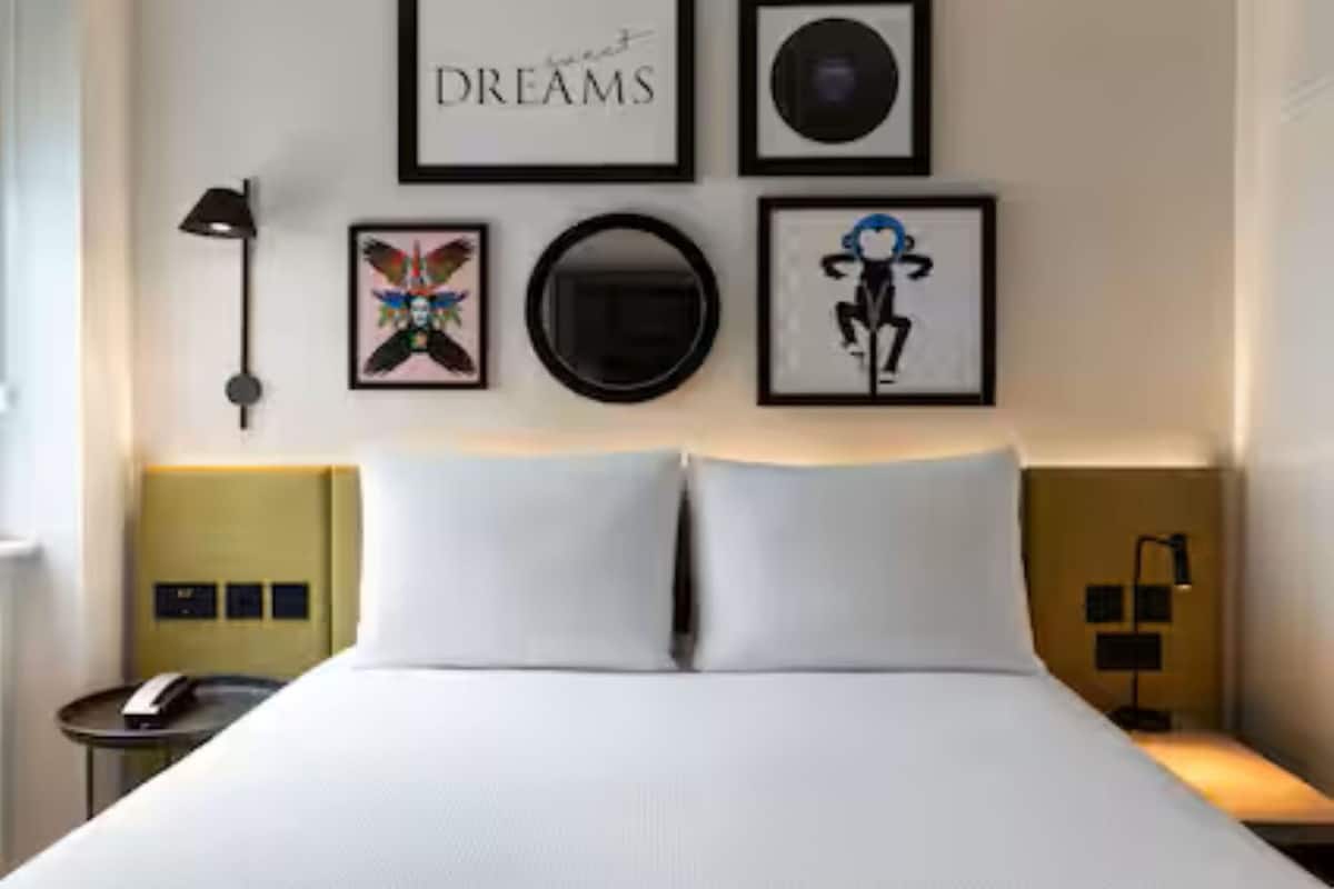 Hypo-allergenic bedding, in-room safe, laptop workspace, blackout drapes