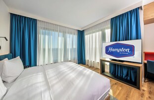 Double Room, 1 King Bed | Hypo-allergenic bedding, in-room safe, laptop workspace, blackout drapes