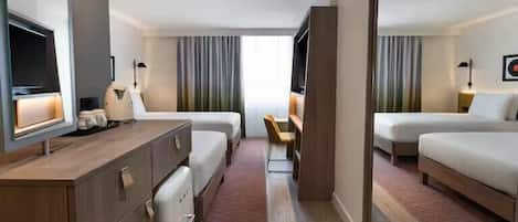 Ropa de cama hipoalergénica y caja de seguridad en la habitación