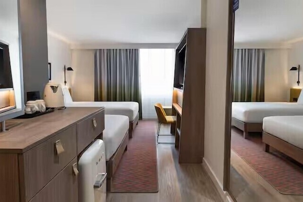 Twin Room, 2 Twin Beds | Hypo-allergenic bedding, in-room safe, laptop workspace, blackout drapes