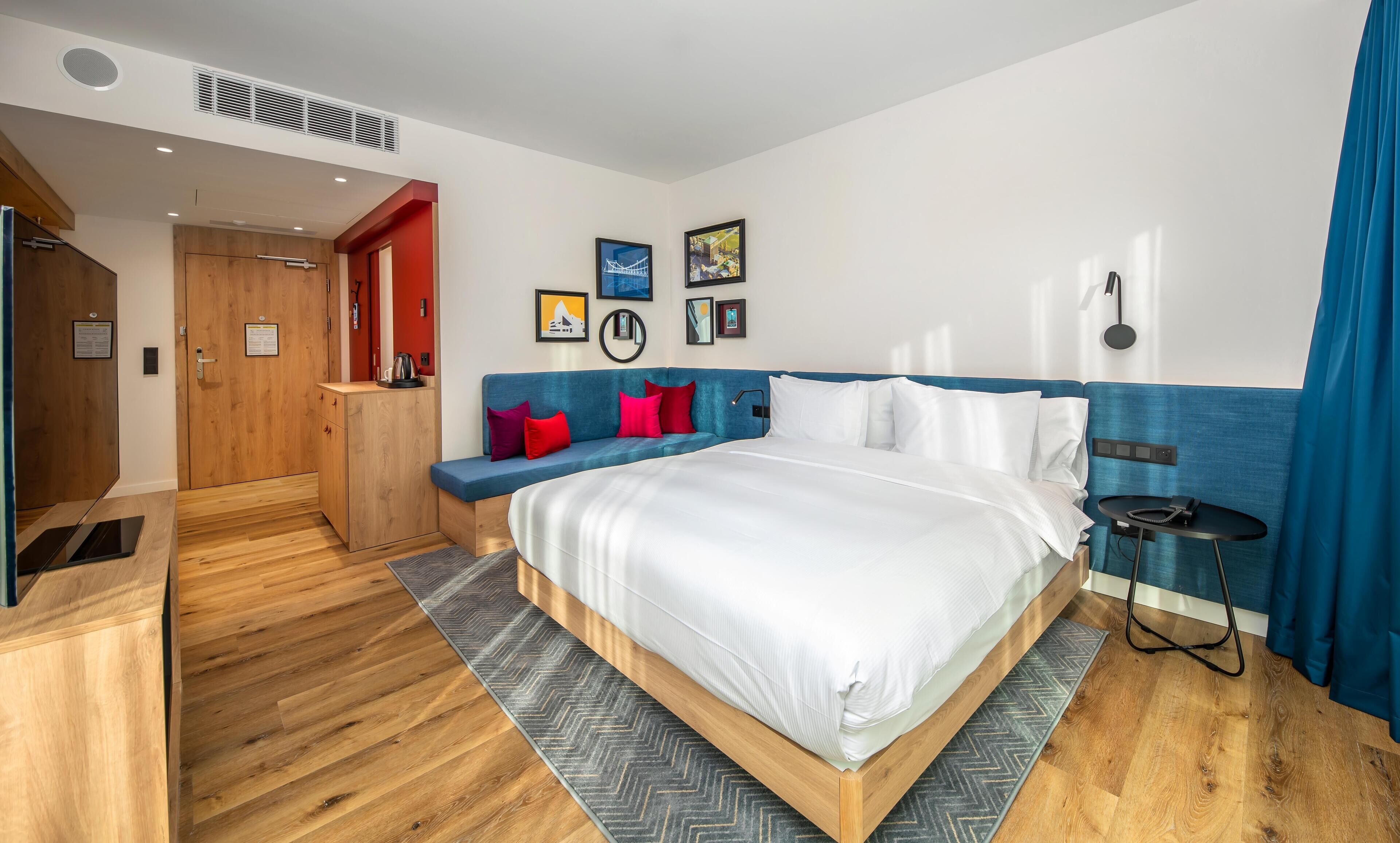 Habitación familiar, 1 cama King size | Ropa de cama hipoalergénica y caja de seguridad en la habitación 