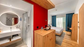 Family Room, 1 King Bed | Hypo-allergenic bedding, in-room safe, laptop workspace, blackout drapes