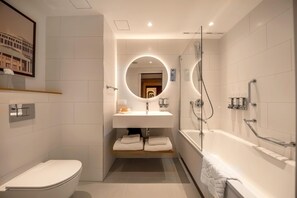 ダブルルーム キングベッド 1 台 | バスルーム | 環境にやさしいバスアメニティ、ヘアドライヤー、バスローブ、タオル