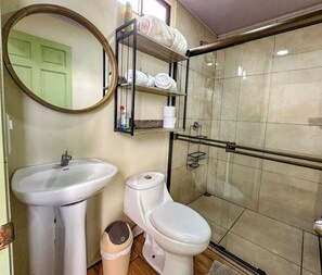 Toalhas de banho, sabonete, shampoo, papel higiênico