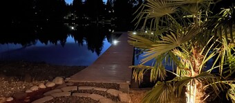 Peaceful Lakefront Luxury: Hot Tub, Sandy Beach, King Bed, Stocked Kitchen