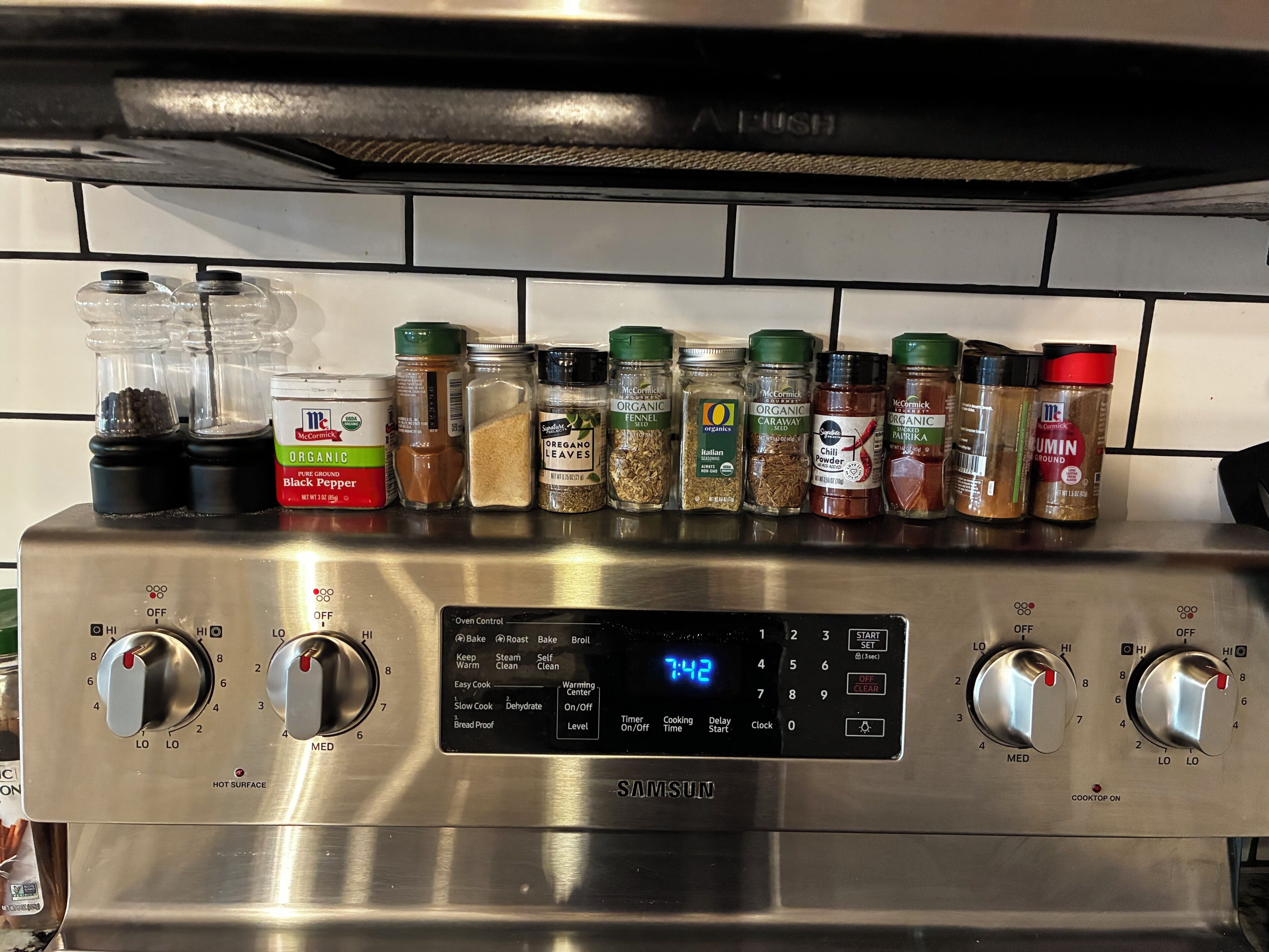 Une plaque de cuisson en acier inoxydable dotée de plusieurs boutons de commande et d’un écran numérique.