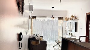 Une cuisine moderne avec un coin bar, un canapé et une table à manger.