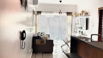 Deluxe Apartment, City View | Living area