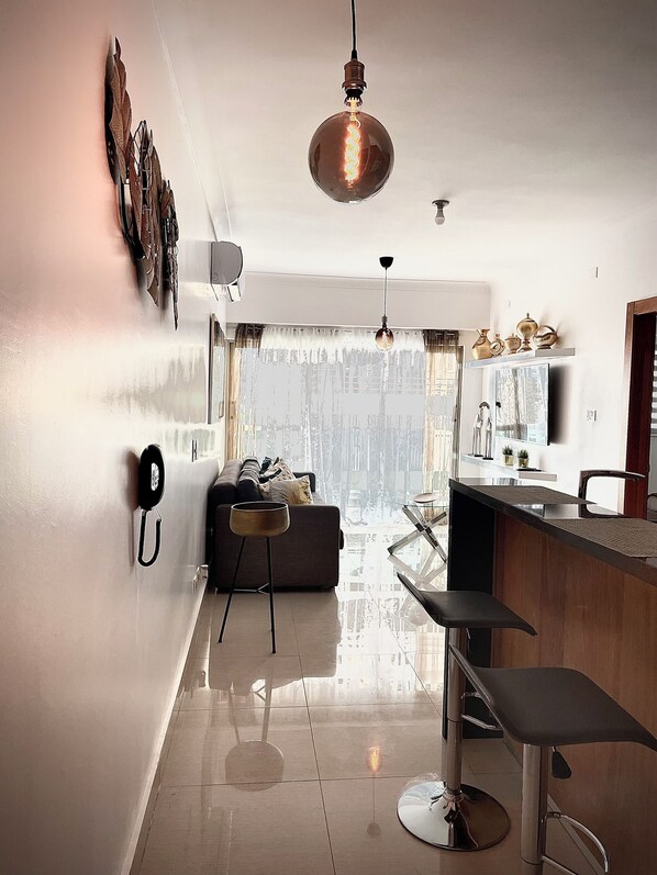 Deluxe Apartment, City View | Living area