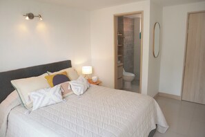 3 bedrooms, iron/ironing board, internet, bed sheets