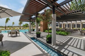 Outdoor dining - Panorama Lake C3-301 – Vistacana’s Lakeside & Private Saltwater Beach Escape! (Punta Cana)