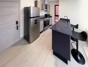 Réfrigérateur, micro-ondes, four, plaque de cuisson
