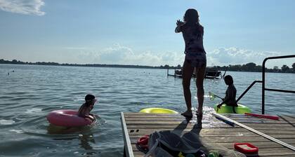 Crystal Lakehouse ~ 27 guests ~ Hot Tub ~ Game Room ~ 2 Kitchens ~ 4 Baths