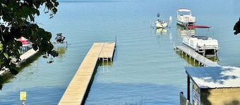 Crystal Lakehouse ~ Sleeps 27 ~ Renovated Historic Hotel ~ Private Lake Access!