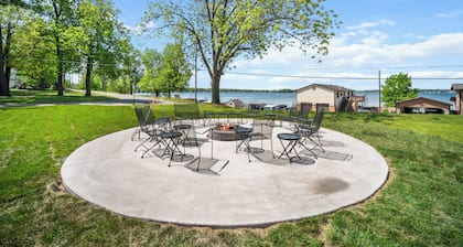 Crystal Lakehouse ~ 27 guests ~ Hot Tub ~ Game Room ~ 2 Kitchens ~ 4 Baths