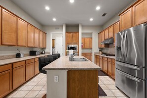 Een koelkast, een magnetron, een oven, een kookplaat