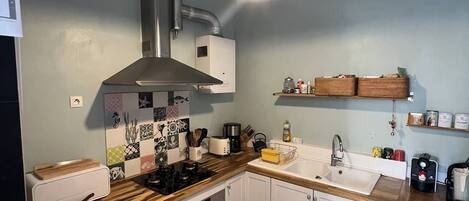 Fridge, cookware/dishes/utensils