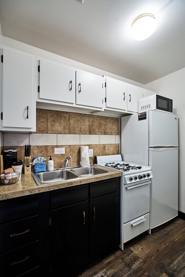 Deluxe Studio, 1 Queen Bed | Private kitchen