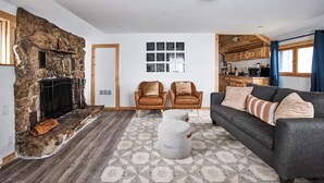 Suite – deluxe, 1 kingsize-seng med sovesofa | Oppholdsområde