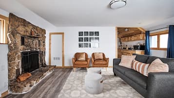 Deluxe Suite, 1 King Bed with Sofa bed | Living area | TV