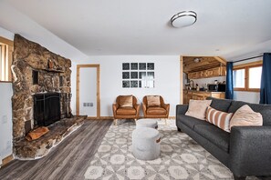 Deluxe Suite, 1 King Bed with Sofa bed | Living area