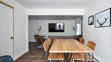 Chambre triple Premier | Cuisine privée | Cafetière-théière
