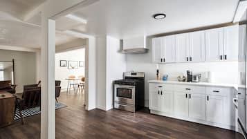 Habitación triple Premier | Cocina privada | Cafetera o tetera