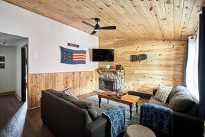 Suite, Multiple Beds, Kitchen | Living area