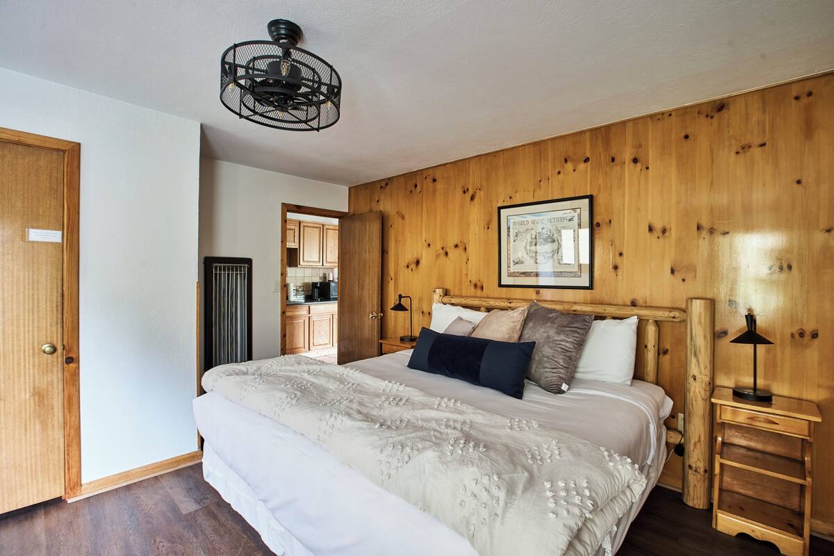 Deluxe Suite, 1 King Bed with Sofa bed, Mountain View