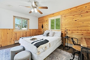 Deluxe Studio, 1 Queen Bed | Free WiFi