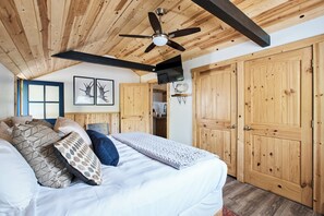 Deluxe Suite, 1 King Bed with Sofa bed