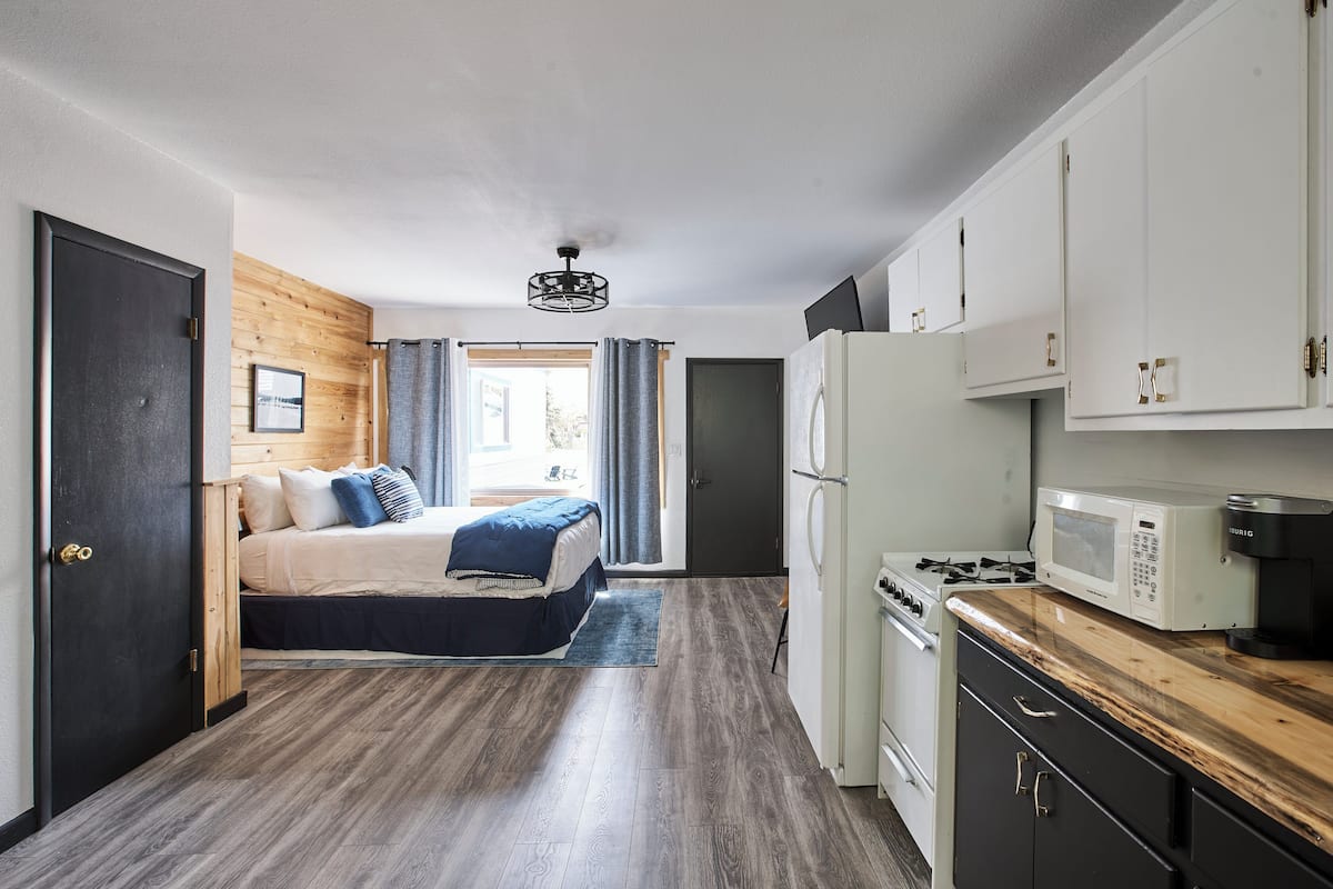 Deluxe Studio, 1 Queen Bed