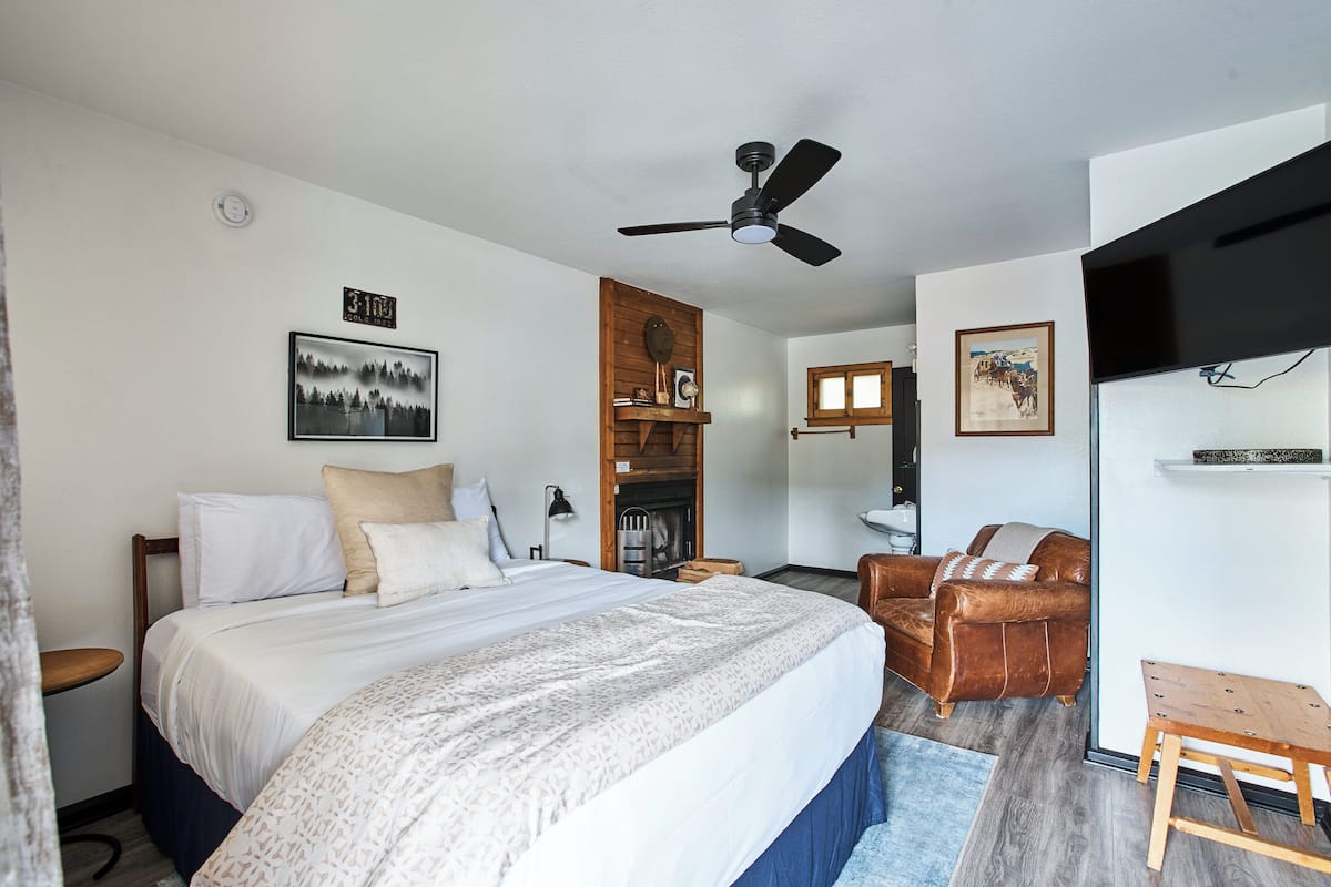 Deluxe Studio, 1 Queen Bed, Kitchen