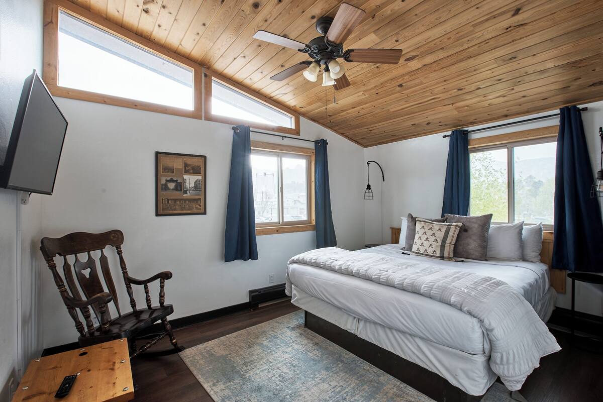 Luxury Suite, Kitchen, Mountain View