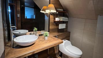 Een douche, een haardroger, een bidet, handdoeken