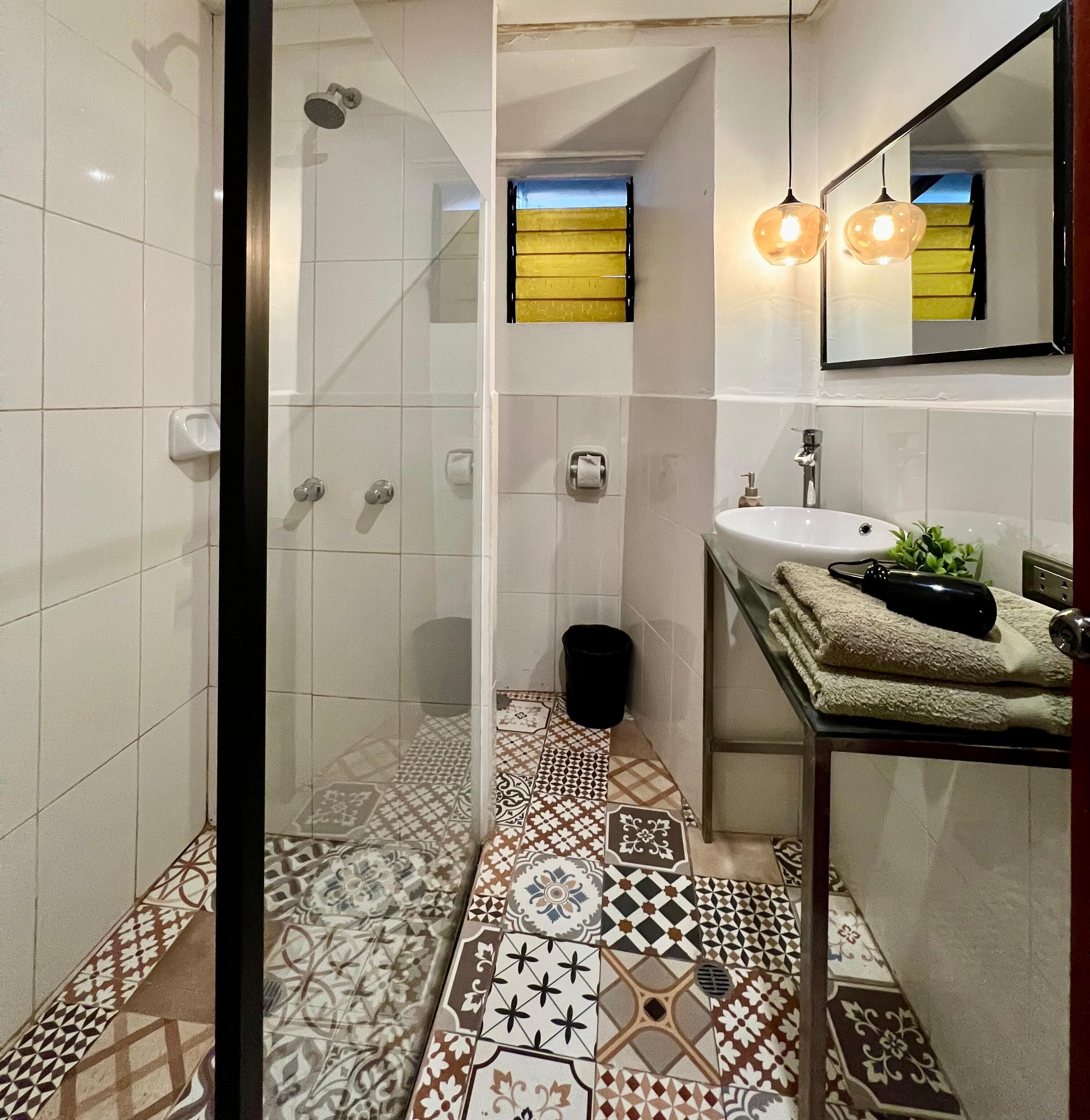 Een douche, een haardroger, een bidet, handdoeken