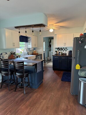 Jääkaappi, mikroaaltouuni, uuni, liesi