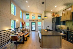 ثلاجة، ميكروويف، فرن، موقد طهي مسطح