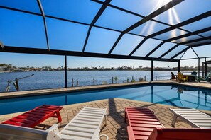 Alberca al aire libre y alberca climatizada