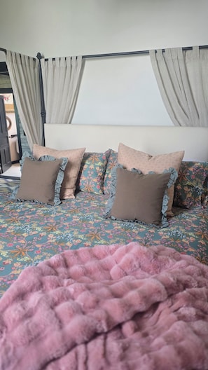 WiFi, bed sheets