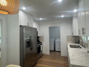 Mikrobølgeovn, ovn, kokeplater og oppvaskmaskin