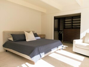 3 bedrooms, desk, iron/ironing board, travel cot