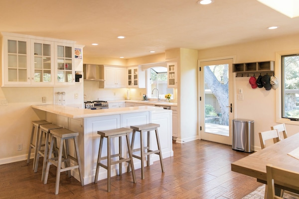 Kitchen and counter seating