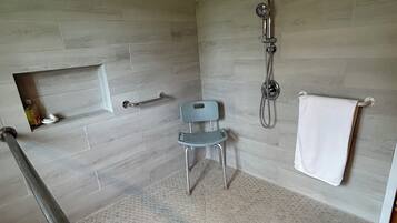 Douche, sĂšche-cheveux, serviettes fournies, savon