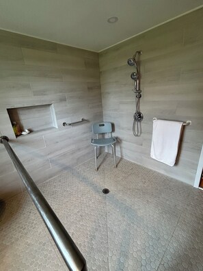 Shower, hair dryer, towels, soap - Chalet Beauly, panoramic views of St.Lawrence River from a Heritage Property (Saint-Anicet)