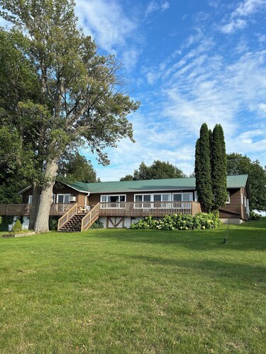 Chalet Beauly, panoramic views of St.Lawrence River from a Heritage Property