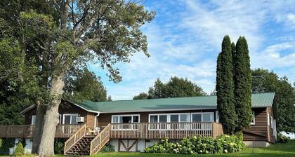 Chalet Beauly, panoramic views of St.Lawrence River from a Heritage Property