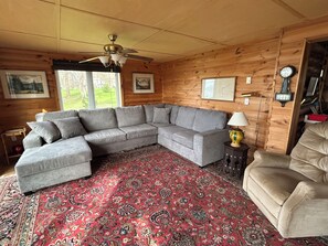 TV - Chalet Beauly, panoramic views of St.Lawrence River from a Heritage Property (Saint-Anicet)